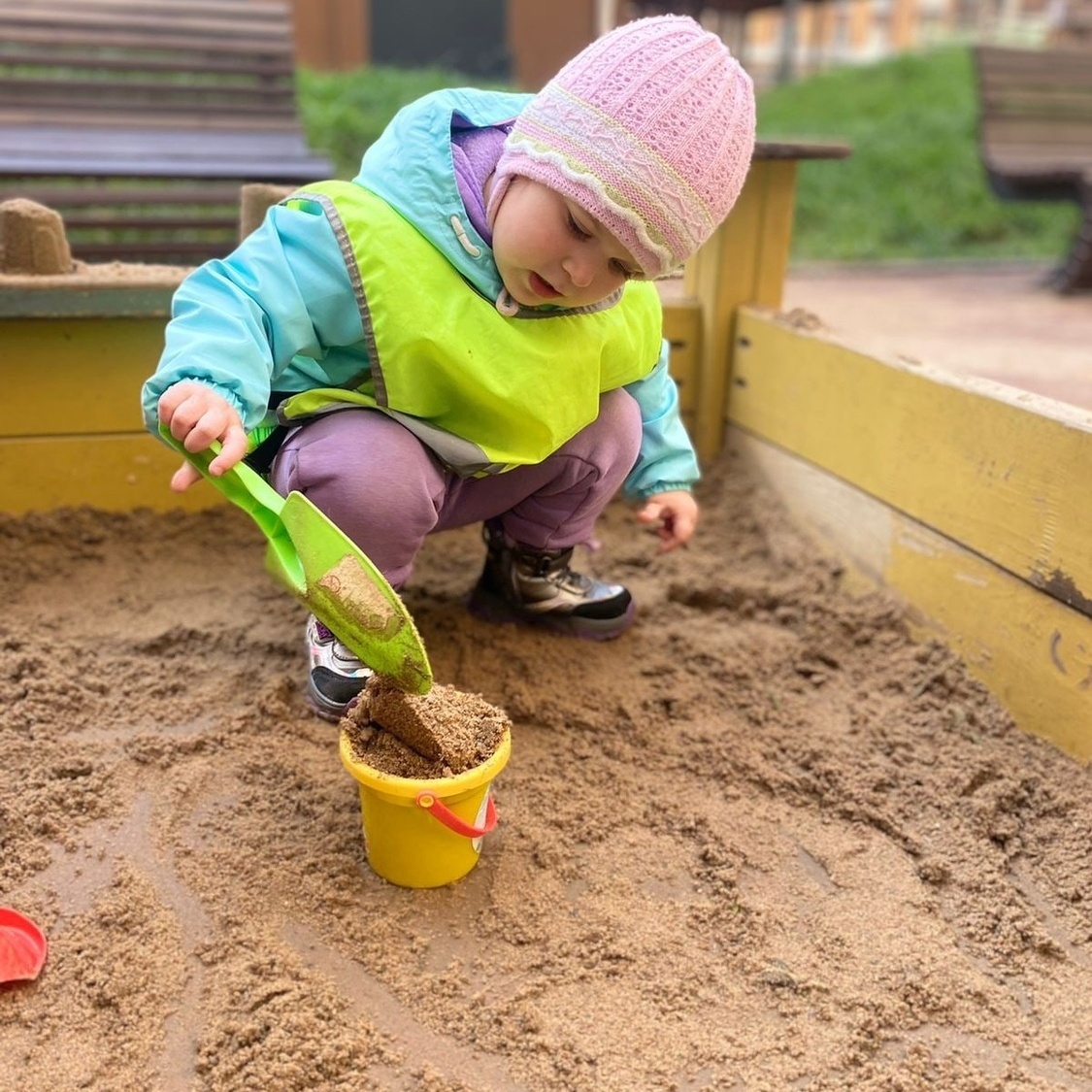 Ребёнок играет в песочнице у садика Мими Дом 