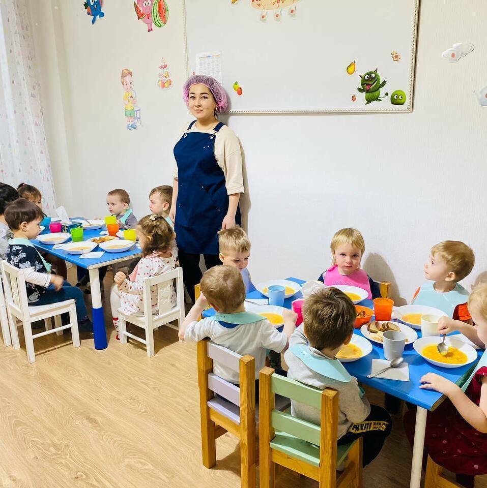 Дружный обед в садике Мими Дом