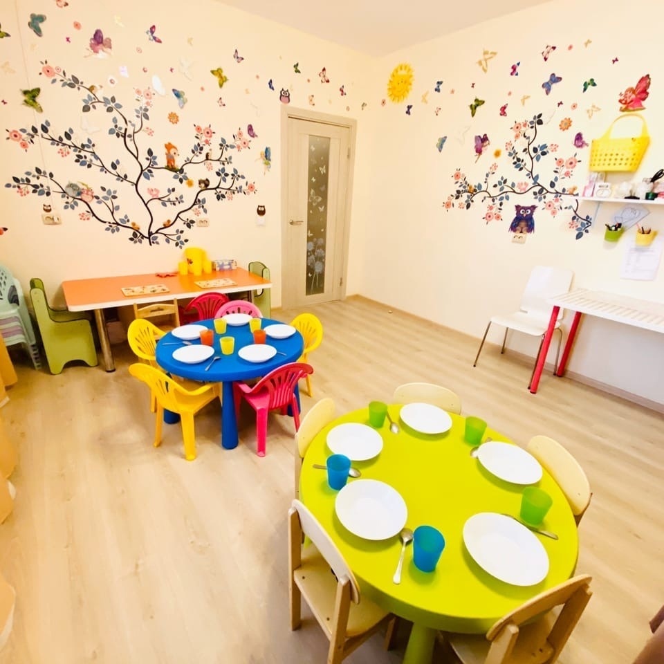 Комната для приёма пищи в коммерческом детском садике 