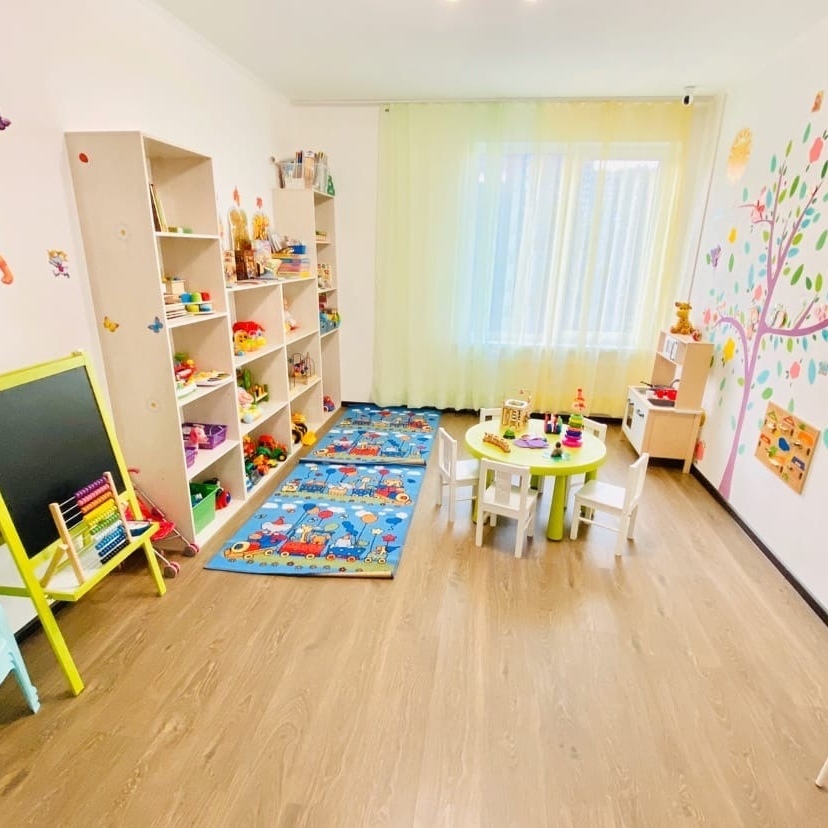 Комната для игры и занятий в домашнем детском саду 
