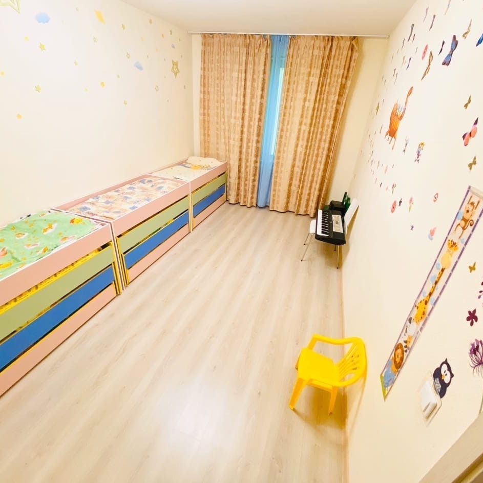 Многофункциональная комната для сна и игр в частном детском саду 